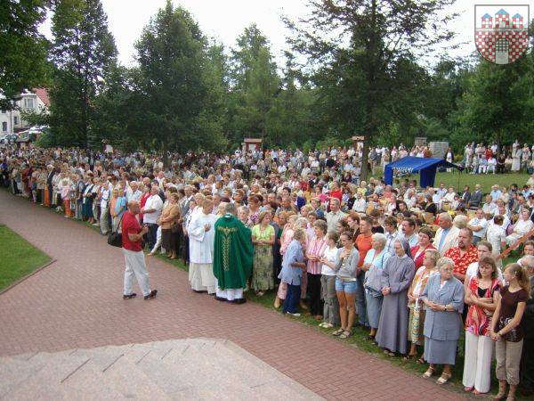 : Tłumy pielgrzymów zebranych na uroczystości